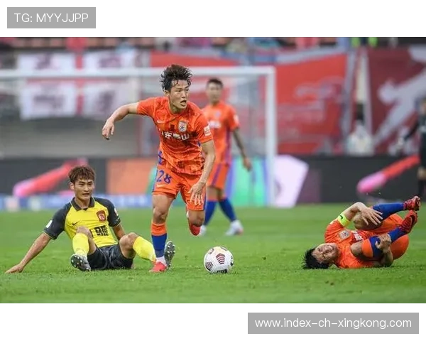 山东泰山高压前场夺回主动权，场面变得极具压迫感