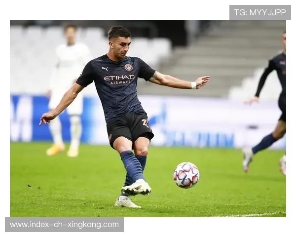 费兰托雷斯利用身体假动作成功突破：球场上的技艺与智慧